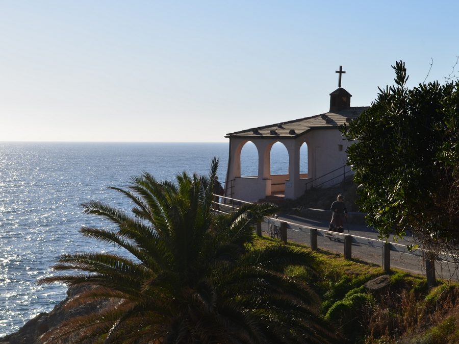 Chapelle de la Madonnina della Punta à Bonassola, donnant sur la côte