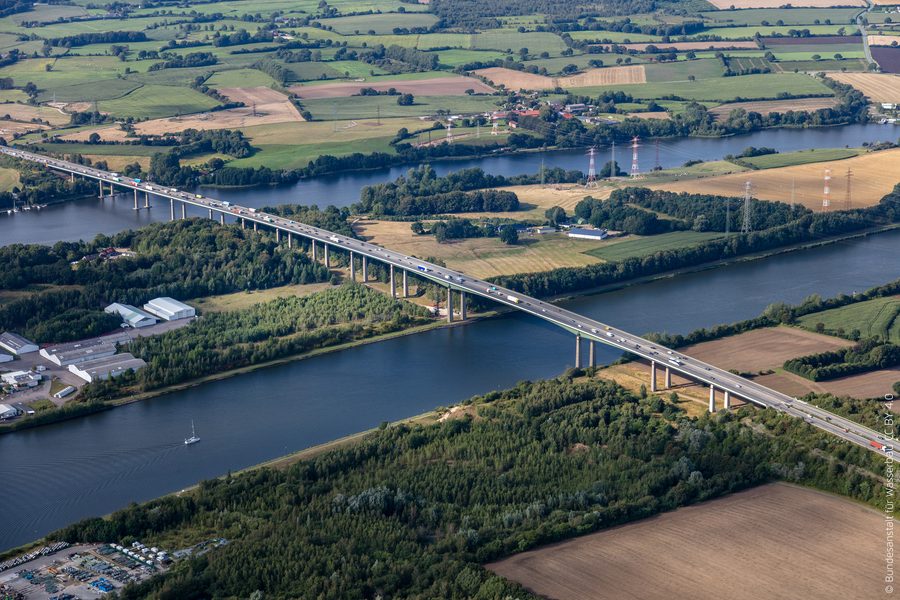 Vue aérienne du pont Hochbrücke de Rendsburg au-dessus du canal de Kiel près d’Osterrönfeld