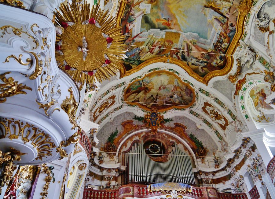 Intérieur de la basilique asam St. Margaretha à Osterhofen