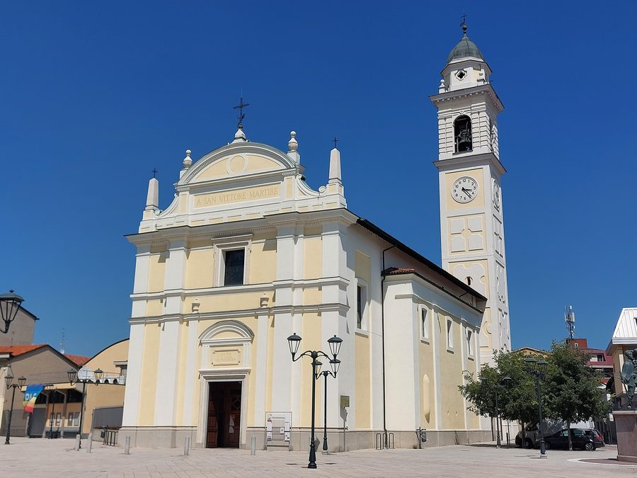 Vue extérieure de l’église San Vittore Martire à Locate di Triulzi
