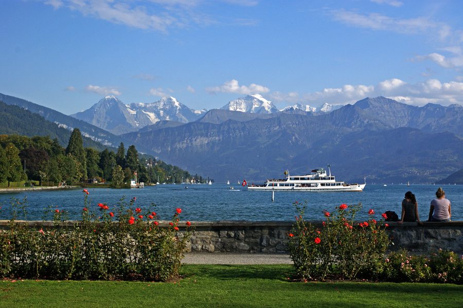 Parc de Schadau avec vue sur le château de Schadau, le lac de Thoune et les Alpes bernoises