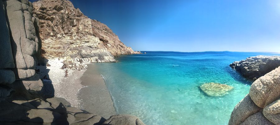 Seychellen Beach à Ikaria avec eau turquoise et côte rocheuse