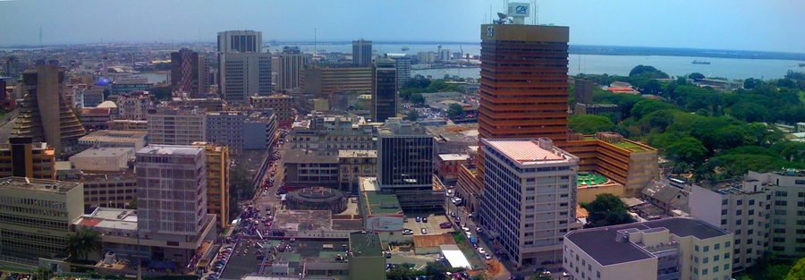 Abidjan avec ses lagunes et son paysage urbain
