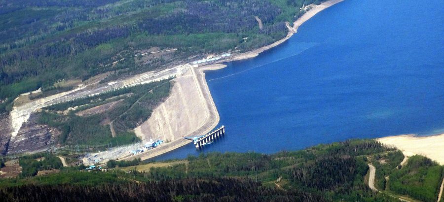 Barrage W.A.C. Bennett et lac Williston près de Hudson's Hope.
