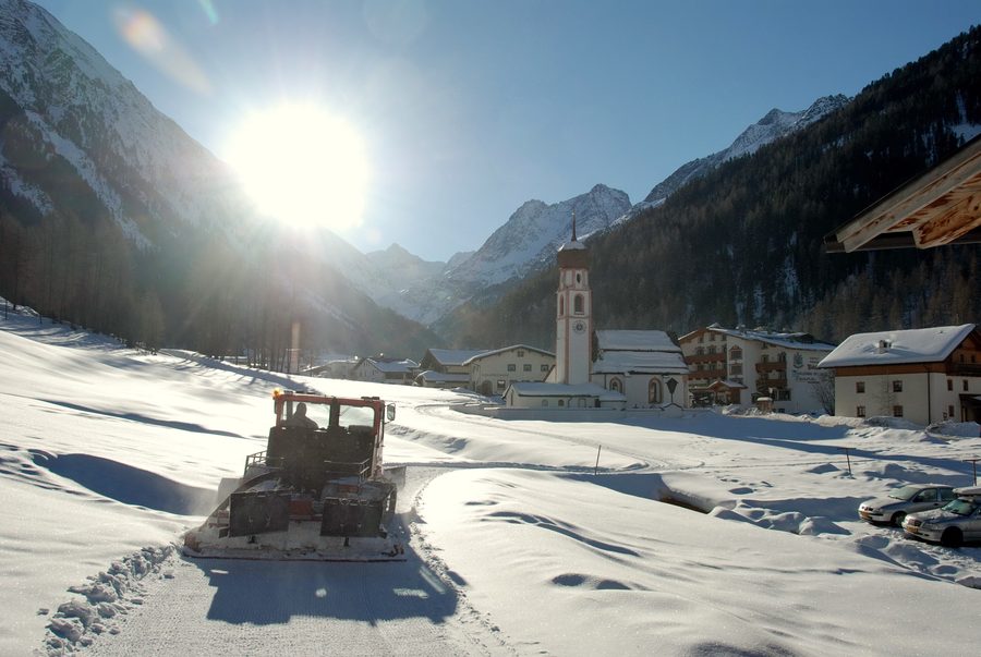 Préparation des pistes de ski de fond dans le village de Gries à 1569 mètres d’altitude