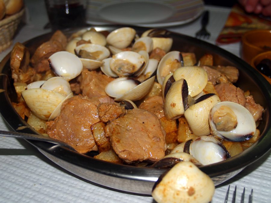 Carne de porco à Alentejana, un plat traditionnel de porc de l’Alentejo avec des palourdes, des pommes de terre et de la coriandre