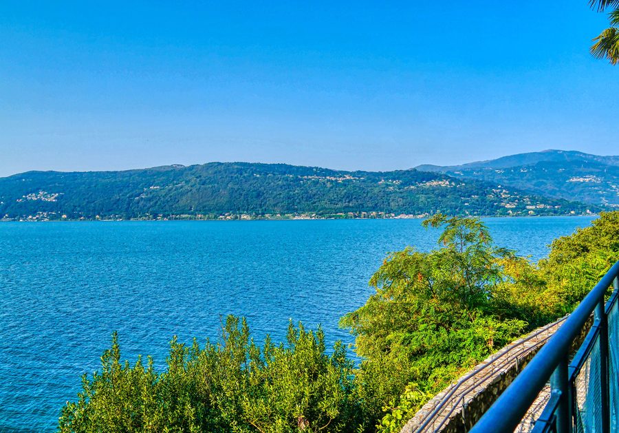 Vue depuis le monastère Santa Caterina del Sasso sur le lac Majeur et les montagnes environnantes dans la province de Varèse