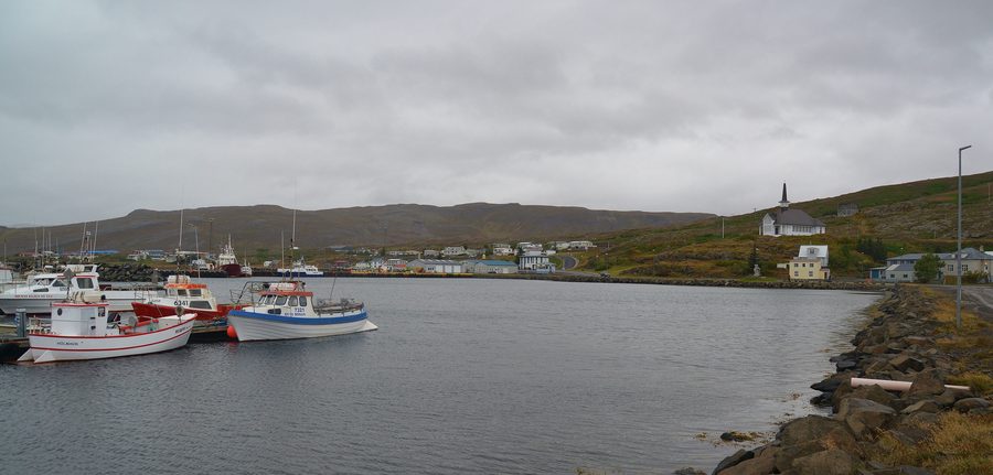 Port et église de Hólmavík en Islande