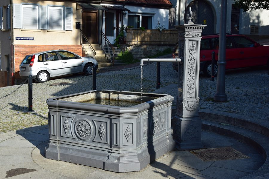 Fontaine devant l’église Georgskirche à Schwieberdingen, arrondissement de Ludwigsburg