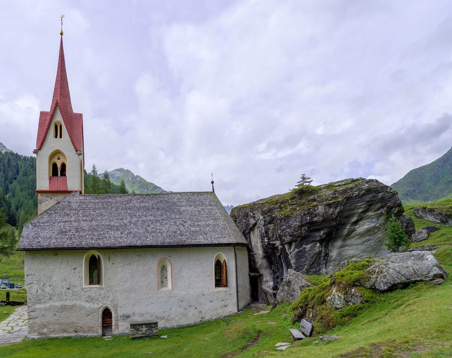 Chapelle du Saint-Esprit à Prettau, Tyrol du Sud, construite derrière un rocher pour la protéger des avalanches de neige