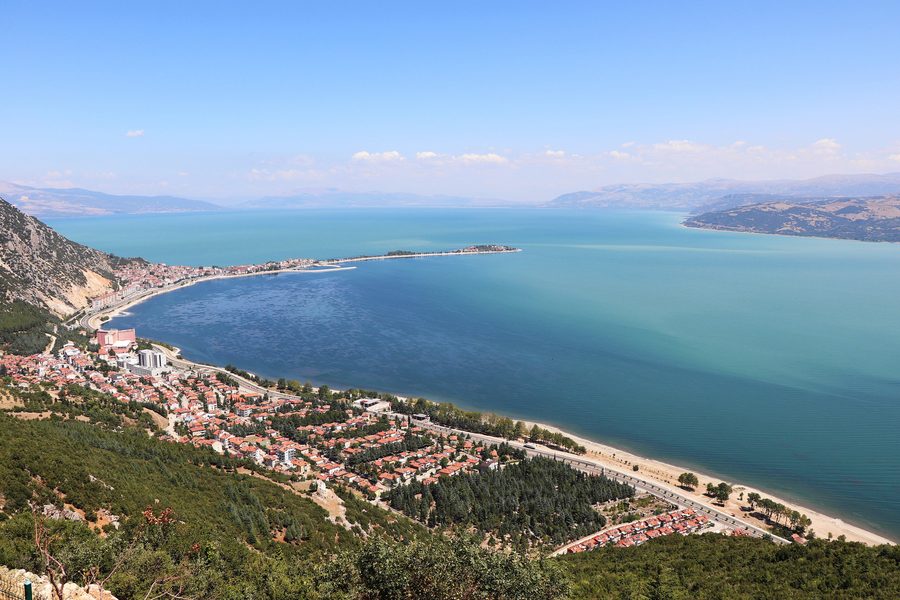 Vue de la ville d’Eğirdir et du lac Eğirdir, connu sous le nom de lac aux sept couleurs, dans la province d’Isparta