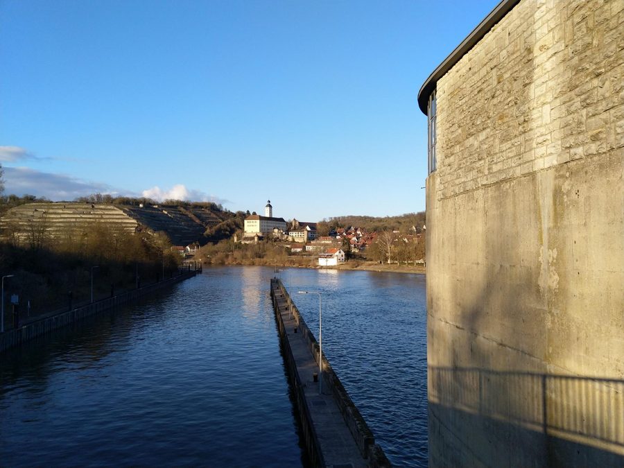 Vue depuis l'écluse du Neckar à Gundelsheim sur la ville et le château Horneck