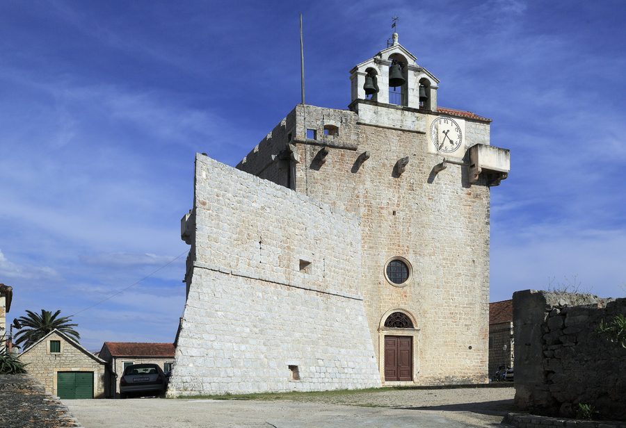 Face nord-ouest de l’église fortifiée Sainte-Marie à Vrboska