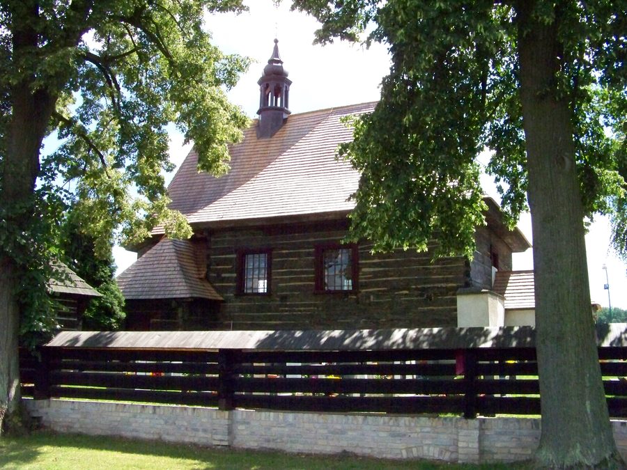 Vue extérieure de l’église Saint-Nicolas à Veliny dans l’Okres de Pardubice