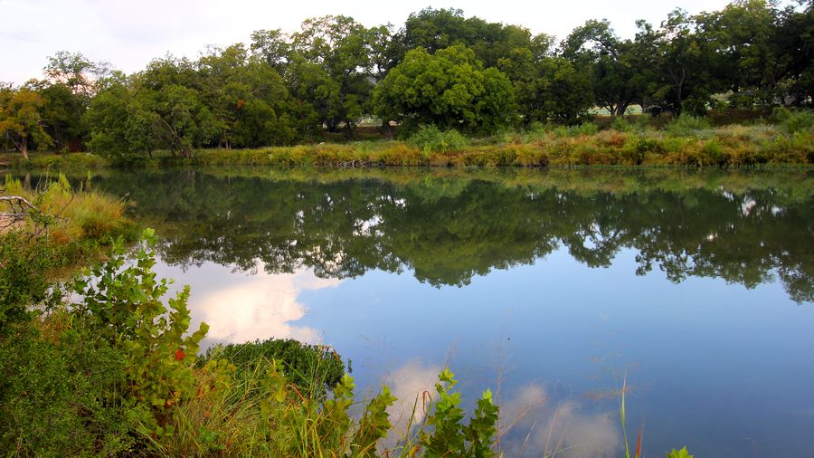 La South Llano River vue depuis le parc d’État South Llano River State Park près de Junction, Texas