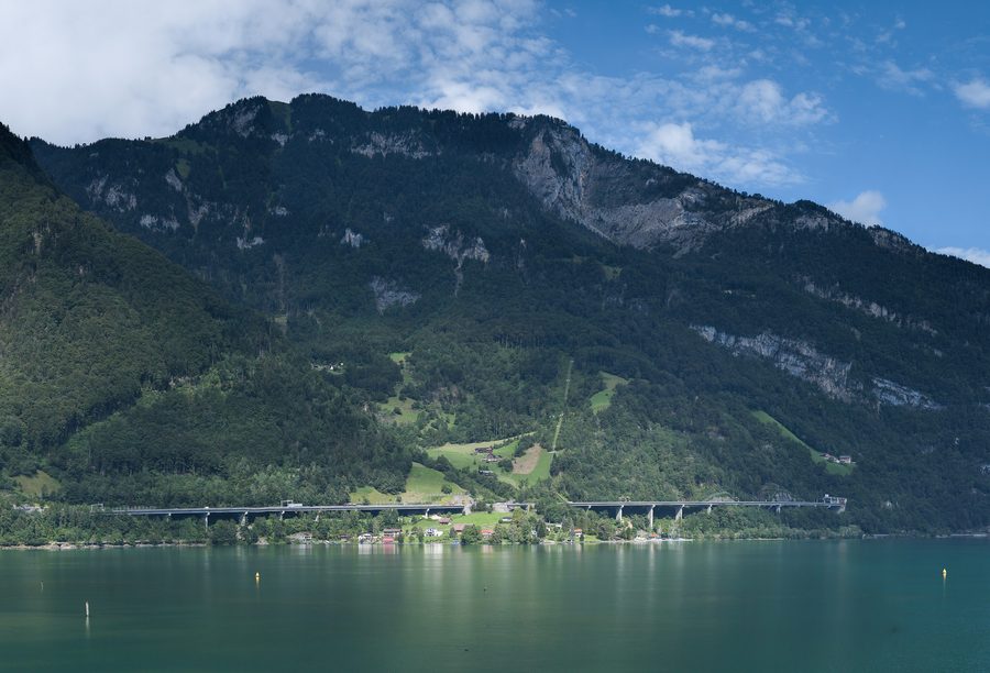 Le lac d’Uri avec paysage de montagne