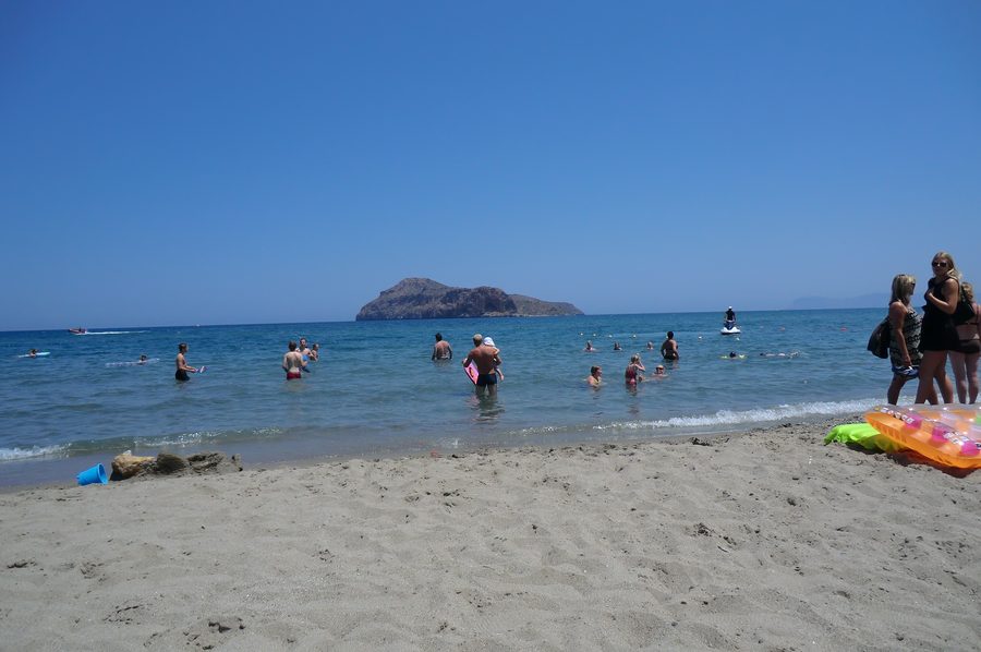 La petite île Agii Theodori au large de la côte de Platanias, en Crète