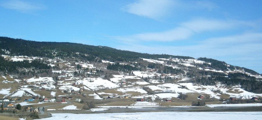 Ulnes vu de l'autre côté du Strondafjorden