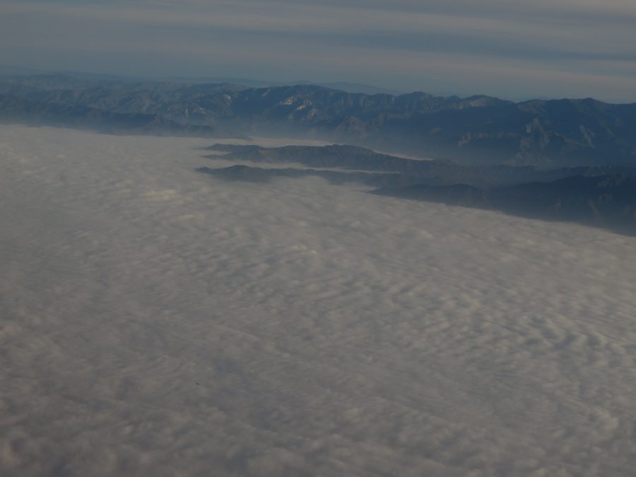 Montagnes de San Gabriel et vallée de San Gabriel brumeuse en Californie