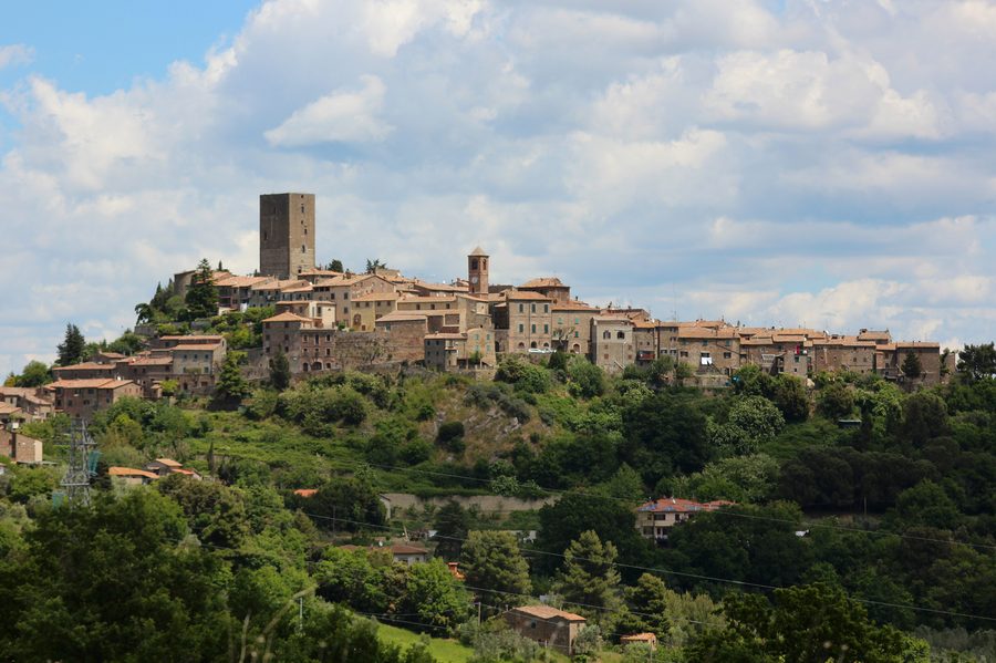 Panorama de Montecatini Val di Cecina en Toscane, Italie