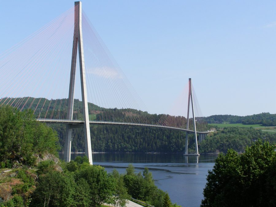 Pont de Skarnsund traversant le Skarnsundet en Norvège