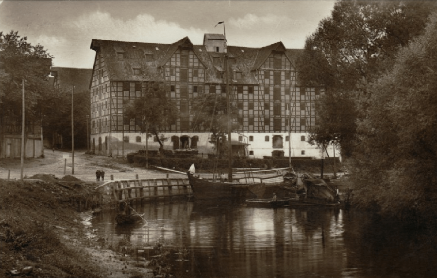 Vue historique du port sur la Pasłęka à Braniewo