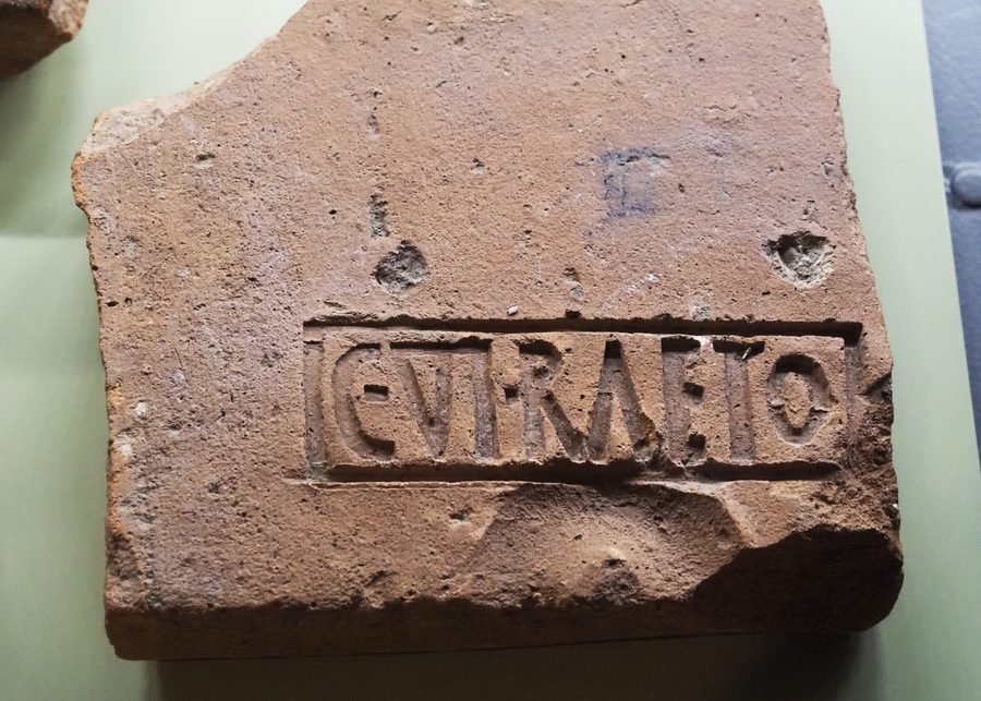 Brique romaine estampillée provenant du camp légionnaire de Vindonissa au musée Vindonissa