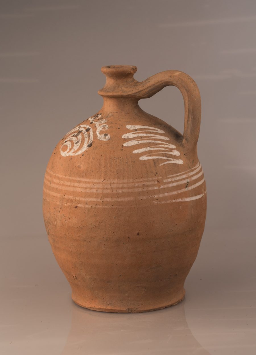 Cruche Stoober Plutzer historique en céramique non émaillée avec ornements décoratifs