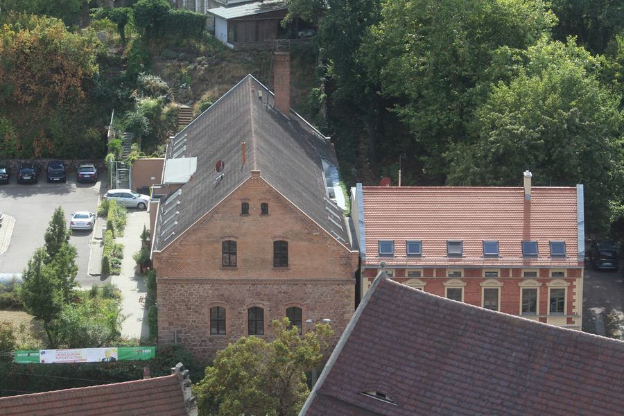 Vue depuis la forteresse Burg Giebichenstein sur des maisons de la Fährstraße à Halle (Saale)