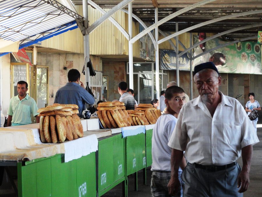 Bazar de Chorsu à Tachkent avec ses étals et ses produits frais