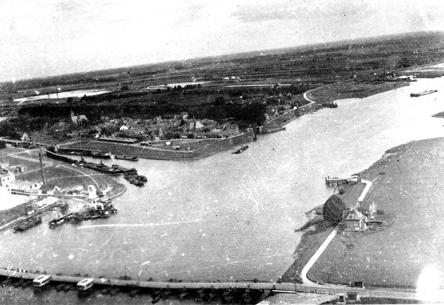 Vue aérienne de la Lek près de Vianen dans la province néerlandaise d’Utrecht