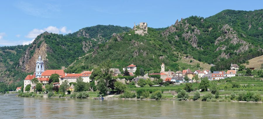 Dürnstein dans la vallée de la Wachau avec monastère et ruines du château en arrière-plan