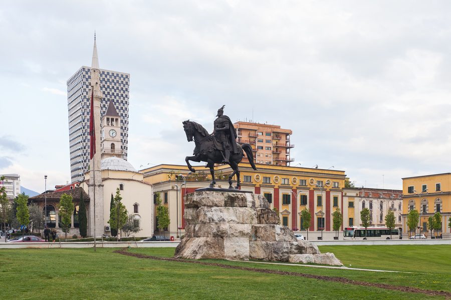 Monument Skanderbeg au centre de Tirana.
