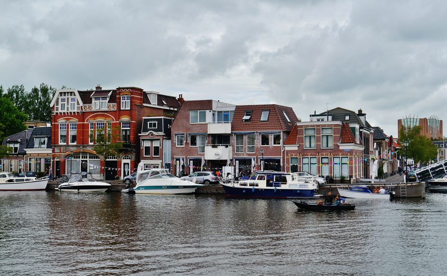 Canaux de Sneek avec maisons riveraines et bateaux