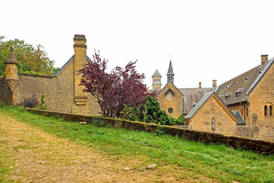 L’abbaye d’Orval à Villers-devant-Orval, un monastère cistercien historique.