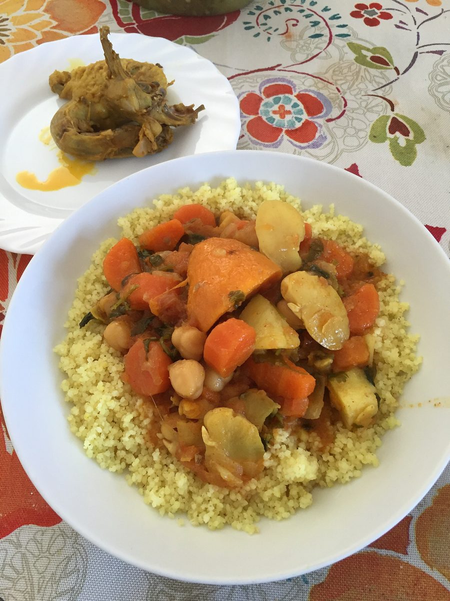 Couscous algérien avec soupe de légumes et poulet