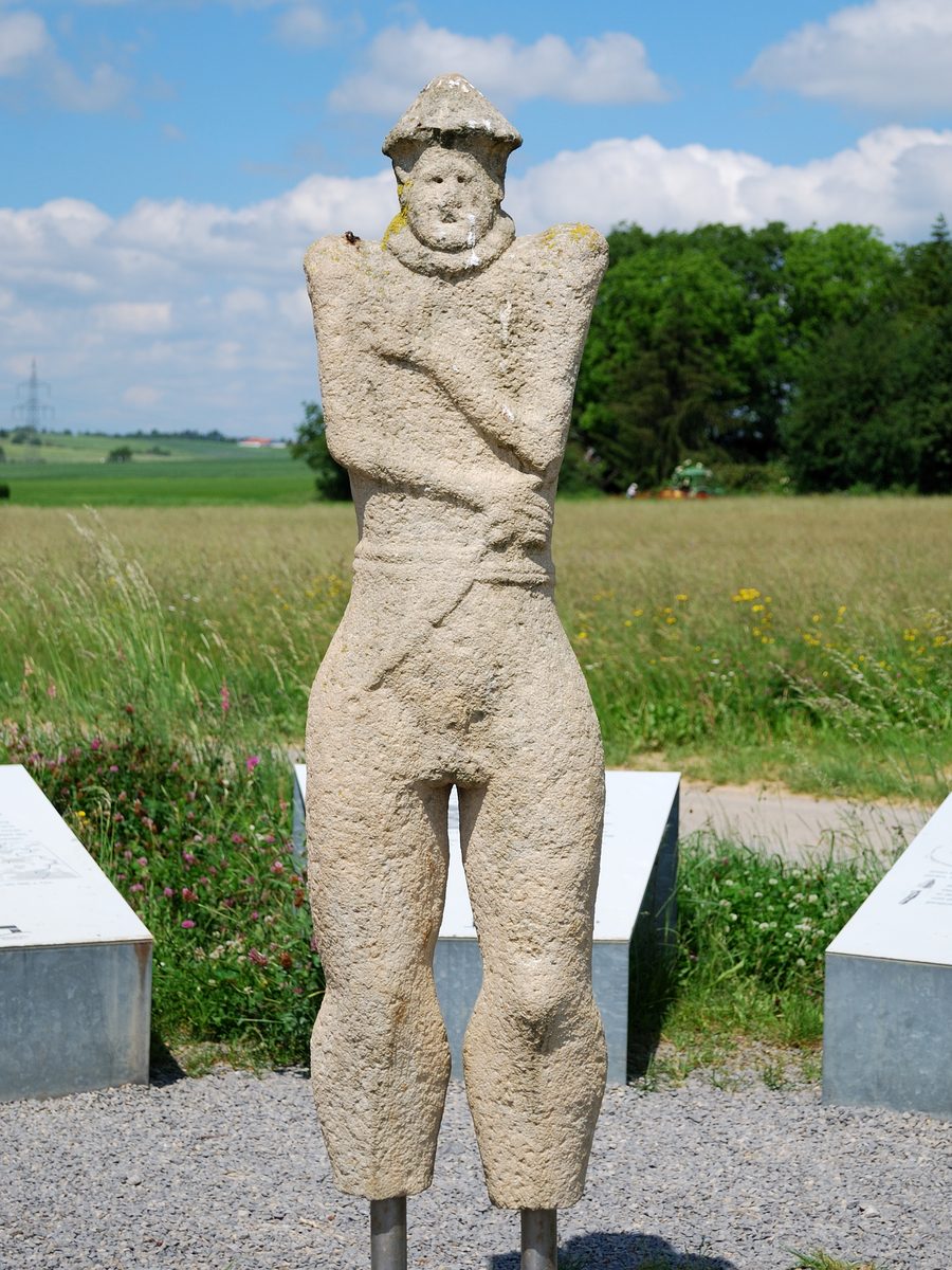 Copie du Guerrier de Hirschlanden sur le lieu de découverte archéologique