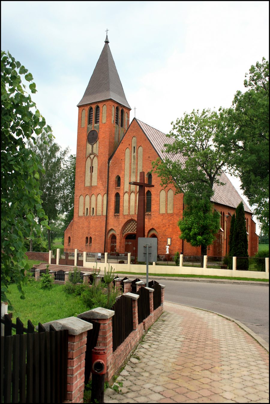 Église néogothique Saint-André-Bobola à Dubeninki