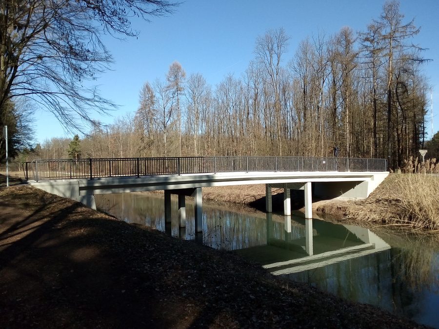 Pont sur le canal de dérivation de la Pfinz dans la Hardtwald près de Leopoldshafen