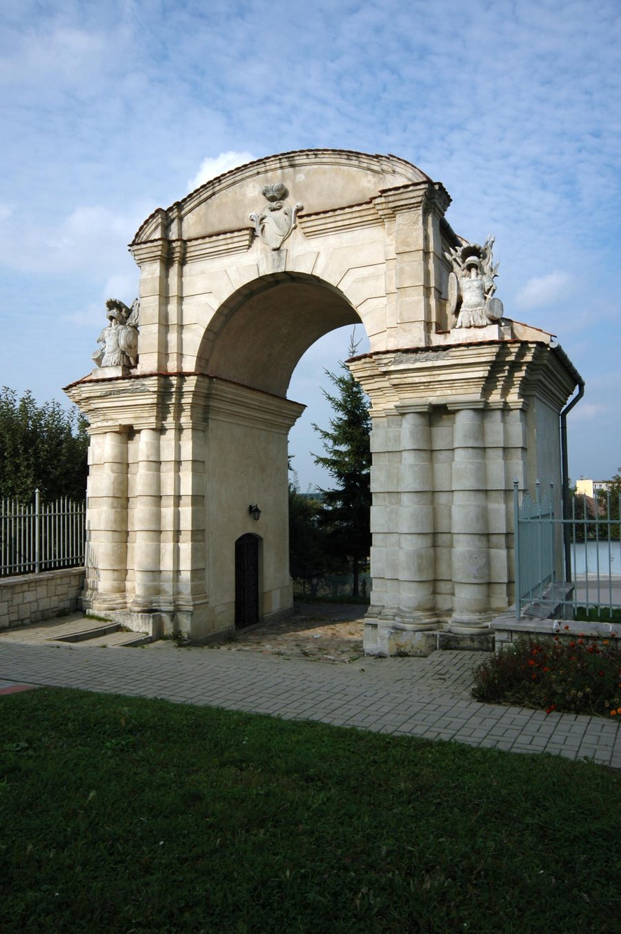 Porte d’entrée historique de l’ancienne résidence des Lubomirski à Dąbrowa Tarnowska