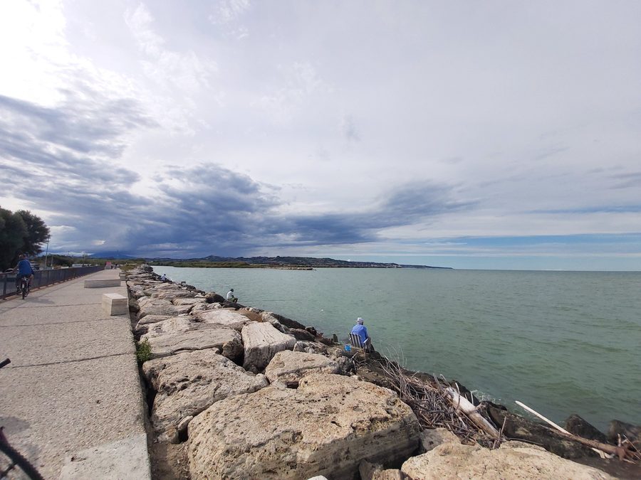 L’embouchure du Tronto entre San Benedetto del Tronto et Martinsicuro, vue depuis la rive des Abruzzes