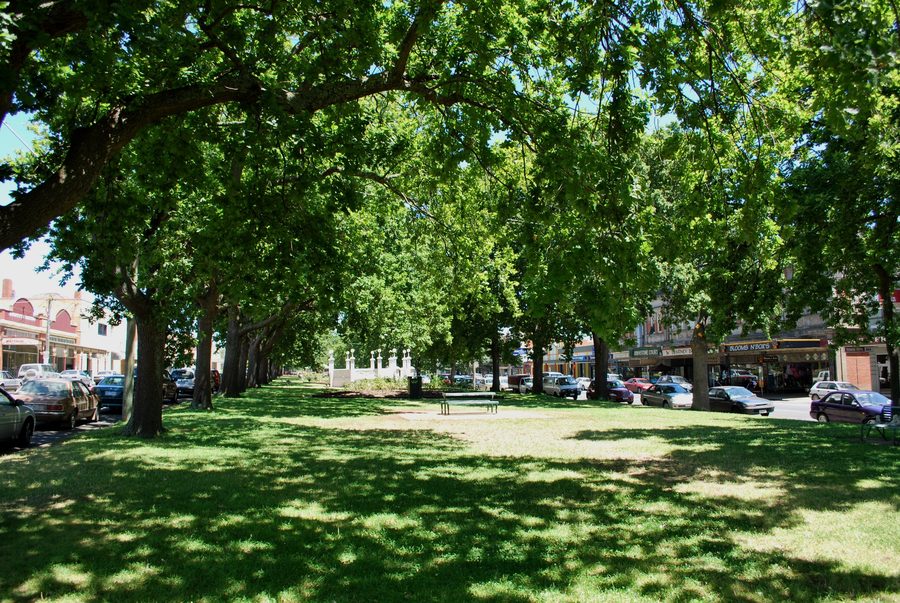 Parc dans la rue principale de Terang, Victoria