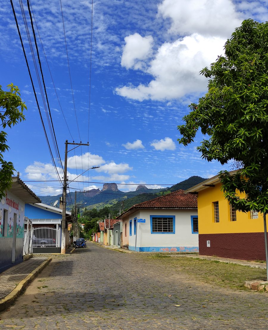 Rue vide dans le centre de São Bento do Sapucaí avec Pedra do Baú en arrière-plan