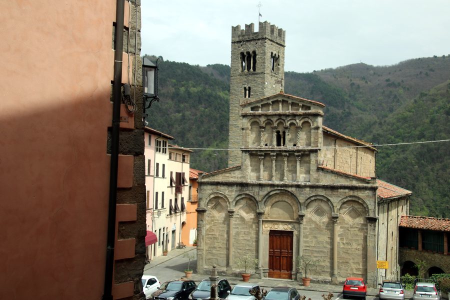 Vue extérieure de la Pieve di Santa Maria Assunta à Villa Basilica