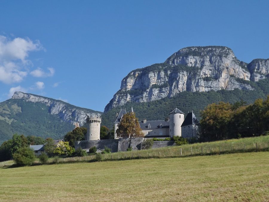 Vue du château de la Bâtie sur les hauteurs de Barby et de Saint-Alban-Leysse