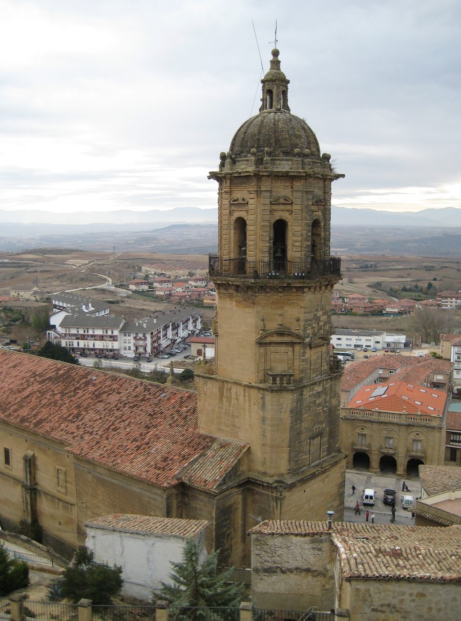 Vue de Labastida avec l’église Nuestra Señora de la Asunción et le paysage de la Rioja Alavesa