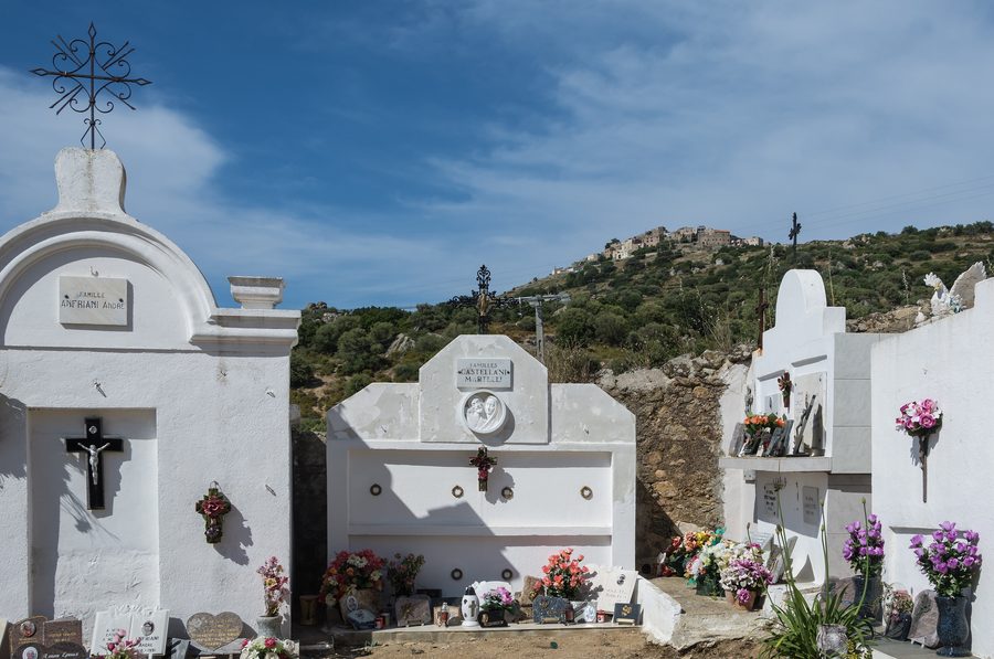 Vue depuis le cimetière près de l'Église de la Sainte-Trinité d'Aregno vers le village de Sant'Antonino en Haute-Corse