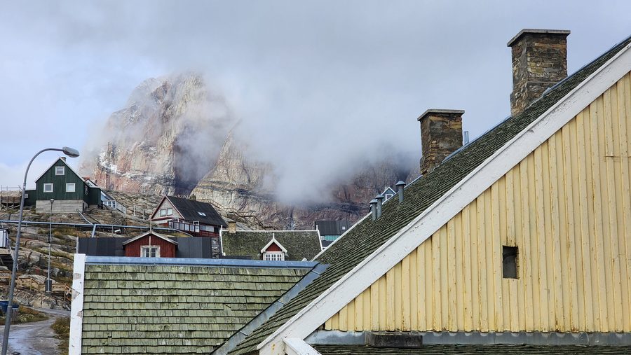Vue depuis la localité sur la montagne d’Uummannaq au Groenland