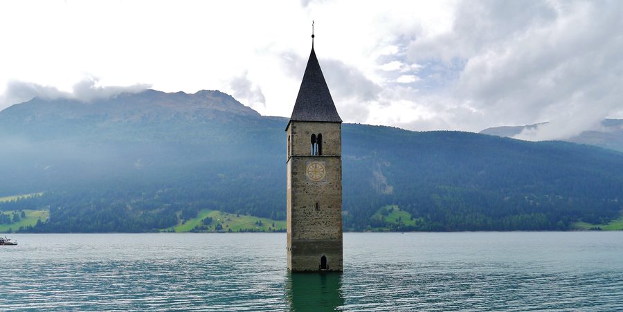 Cloche de l’église de l’ancien Graun s’élevant du lac de Resia au col de Resia dans le Tyrol du Sud