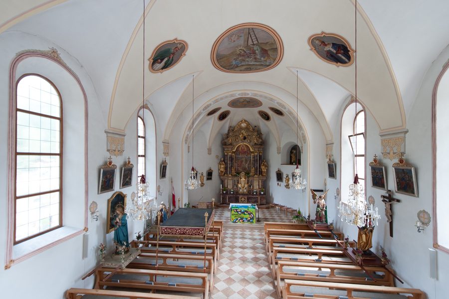 Place de l’église à Huben dans l’Ötztal avec un bâti de village